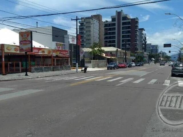 Sobrado para Venda em Centro - 43