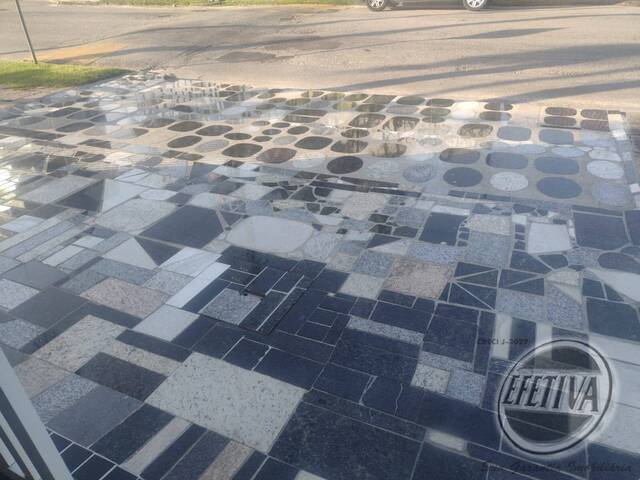 Sobrado para Venda em Centro - 36