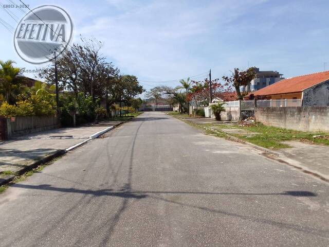 Sobrado para Venda em Balneário Ipacaraí - 32