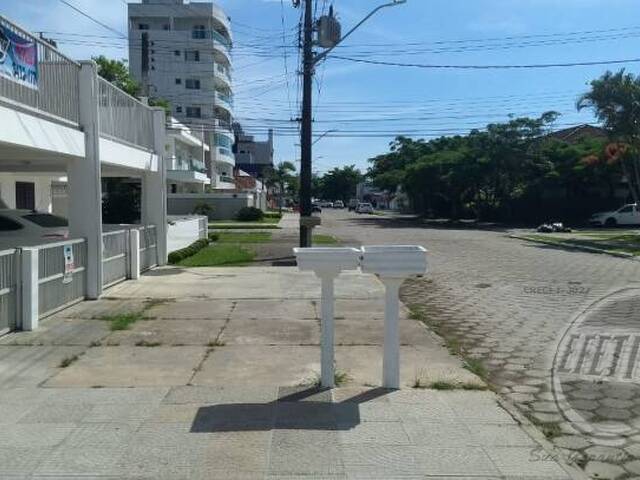 Sobrado para Venda em Centro - 41